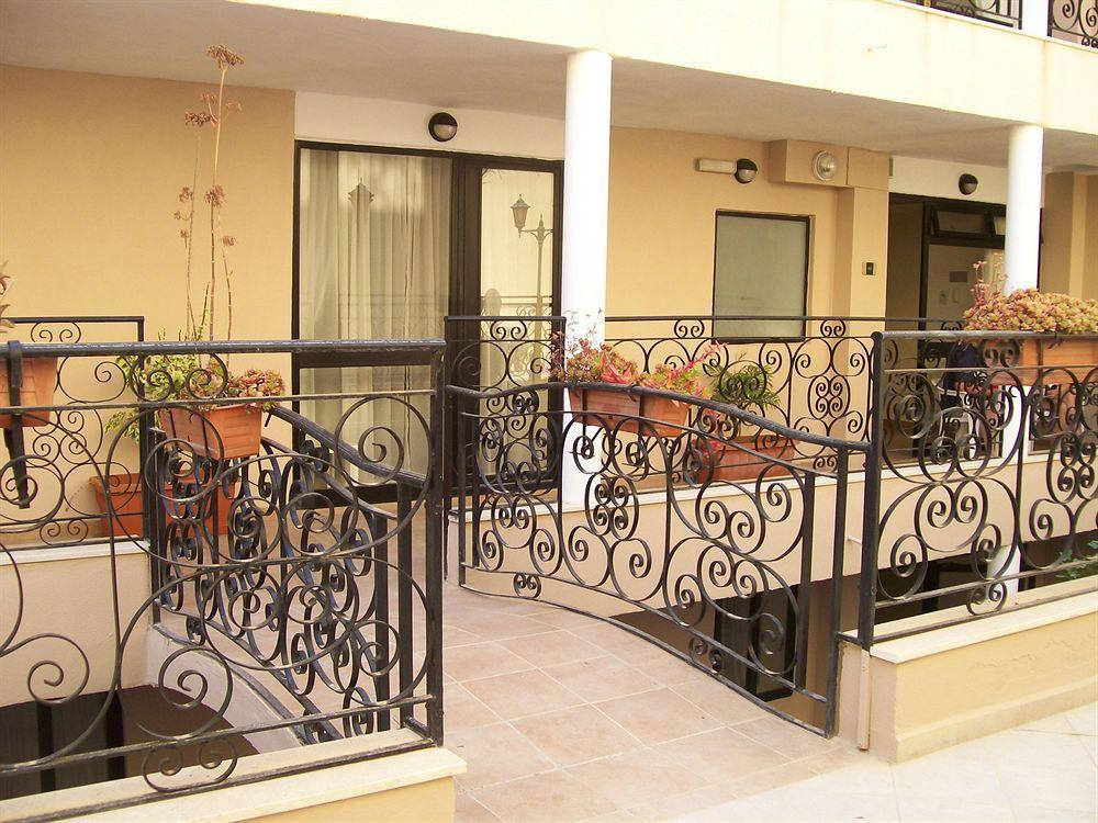 The Crown Hotel Buġibba Exterior foto